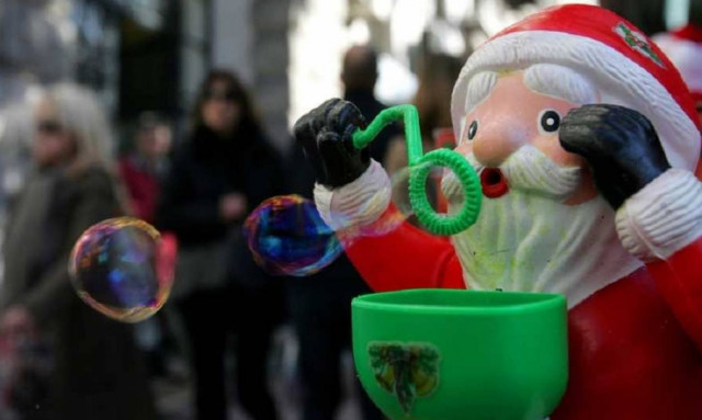 Χριστούγεννα 2016: Δεν θα πιστεύετε πόσο κάνει η πιο ακριβή χριστουγεννιάτικη μπλούζα! (pic)