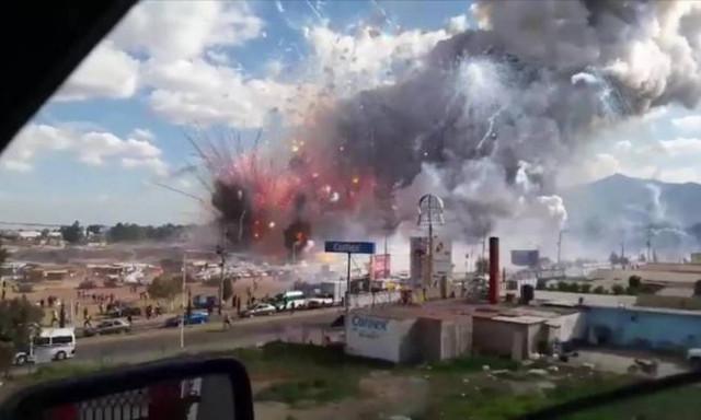 Experts scour site of deadly blast at Mexico fireworks market