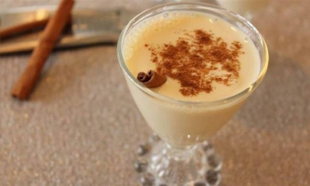Eggnog: Φτιάξτε μόνες σας το δημοφιλές χριστουγεννιάτικο κοκτέιλ