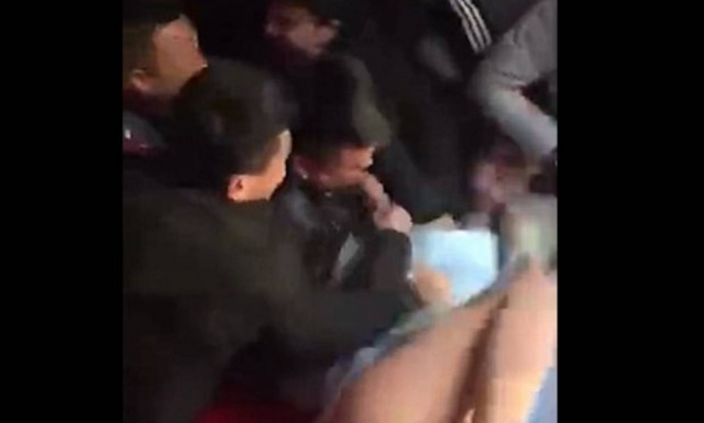 Βίντεο φρίκης: Ξαναμμένοι καλεσμένοι σε γάμο κακοποιούν σεξουαλικά παράνυφο!