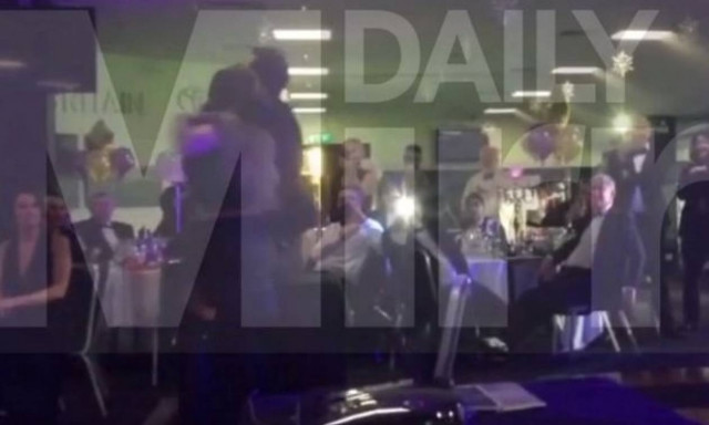 Πασίγνωστη σταρ τα πέταξε όλα και έπιανε τα πέη αγνώστων σε χριστουγεννιάτικο πάρτι! (video+pics)