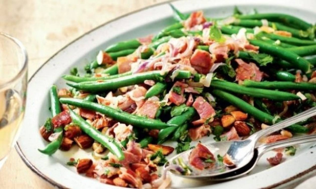 Ζεστή χριστουγεννιάτικη σαλάτα με φασολάκια, προσούτο και καβουρδισμένα αμύγδαλα