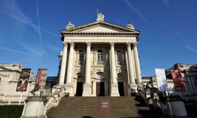 Χριστούγεννα 2016: Μα γιατί είναι ανάποδα το χριστουγεννιάτικο δέντρο στο μουσείο Tate; (pics)