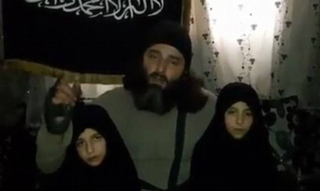 Βίντεο σοκ: Τζιχαντιστές γονείς φιλούν τις κόρες τους πριν τις στείλουν να ανατιναχτούν