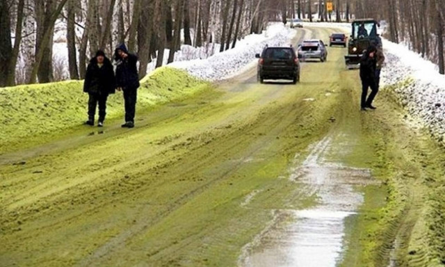 Απίστευτο: Οι δρόμοι καλύφθηκαν με πράσινο χιόνι στη Ρωσία - Τι συνέβη; (photos)