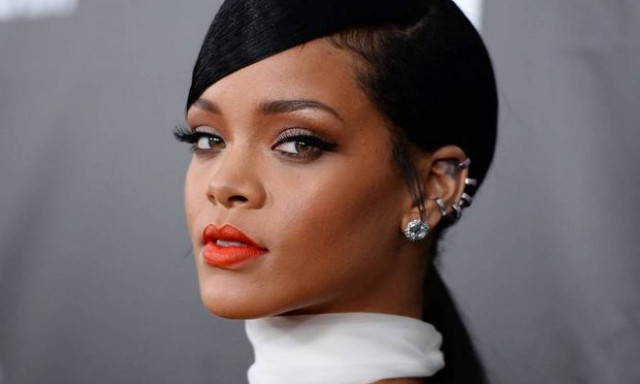H Rihanna ντύθηκε Άι Βασίλης