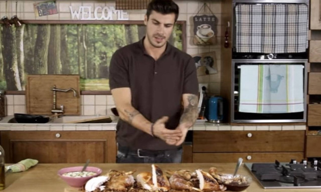 Άκης Πετρετζίκης: Η συνταγή του για πεντανόστιμη γαλοπούλα ψητή σε σχήμα πεταλούδας