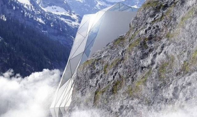 Το γυάλινο ξενοδοχείο που κρέμεται στα απόκρημνα βράχια των Άλπεων (pics)