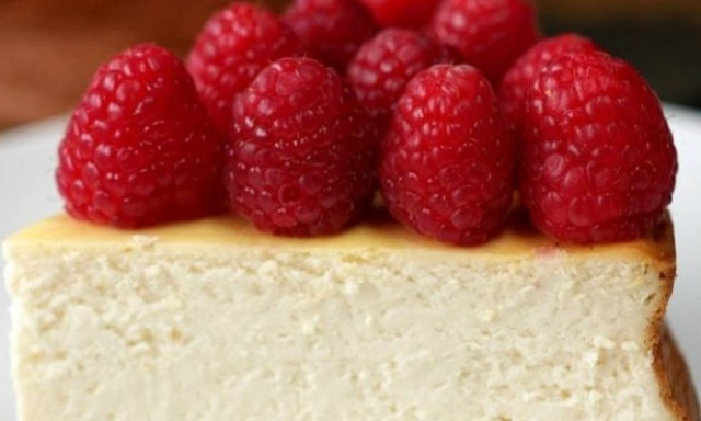 Γιορτινό και εύκολο cheesecake με βατόμουρα (vid)