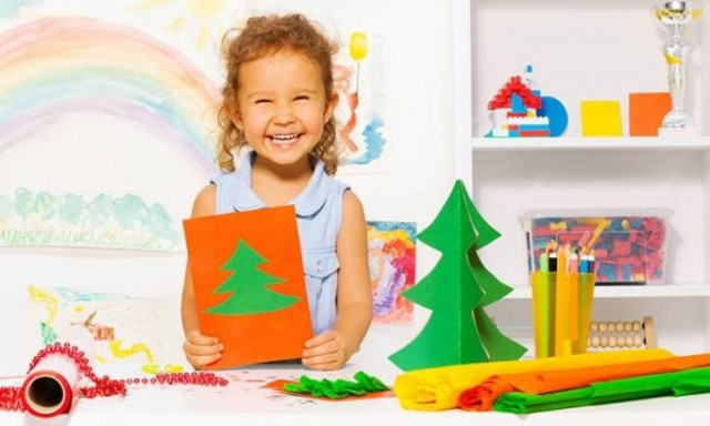 Τέσσερις υπέροχες κατασκευές με χριστουγεννιάτικα δεντράκια για παιδιά