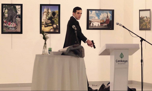 Δολοφονία Ρώσου πρέσβη: Ελεύθεροι οι συγγενείς του αστυνομικού που δολοφόνησε τον Αντρέι Καρλόφ