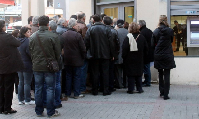 Ουρές στις τράπεζες για συντάξεις, «ψαλιδισμένο» ΕΚΑΣ και επίδομα