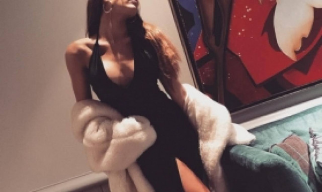 Τραγουδίστρια έβαλε φωτιά στην Εκάλη- Επιτέλους σικάτη και με σκίσιμο