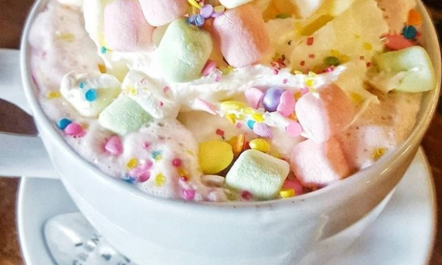 Unicorn hot chocolate: Θα γίνει η πολύχρωμη χειμωνιάτικη συνήθεια σου