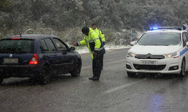 Χιονίζει στην Πάρνηθα: Πού θα χρειαστείτε αντιολισθητικές αλυσίδες