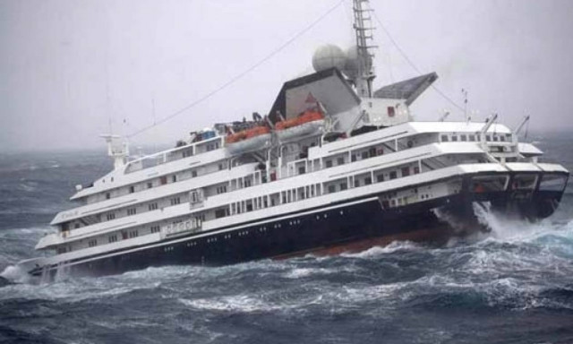 Δέκα πλοία δίνουν μάχη με κύματα που φτάνουν τα 30 μέτρα - Αντέχετε να δείτε το βίντεο;