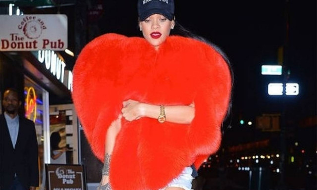 Cover Me: 15 φορές που η Rihanna φόρεσε ένα παλτό που θα θέλαμε να βάλουμε και εμείς