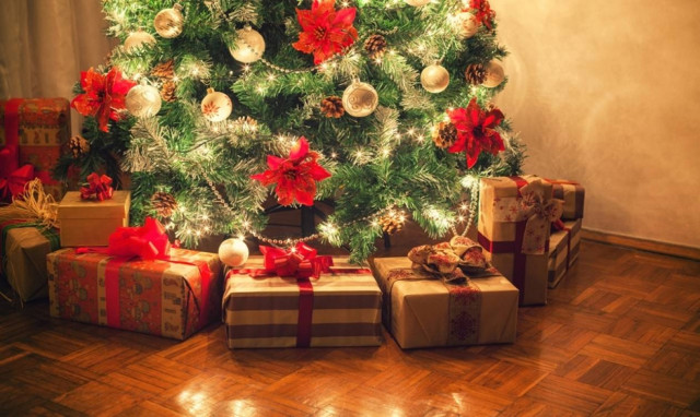 Χτύπησε και δάγκωσε τους γιους της επειδή άνοιξαν τα χριστουγεννιάτικα δώρα!