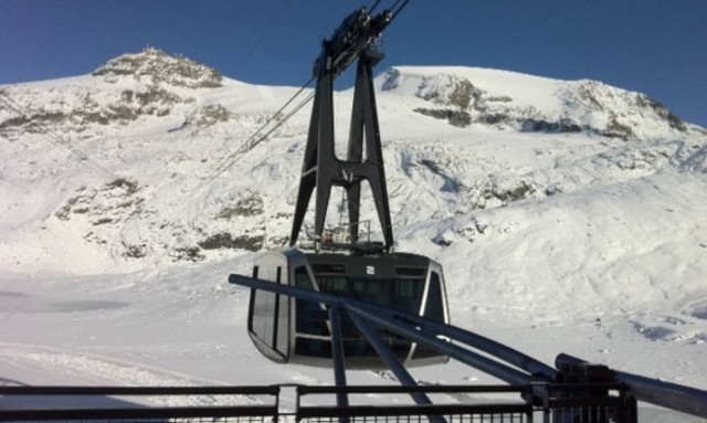 Θρίλερ στην Ιταλία: Δεκάδες εγκλωβισμένοι σε τελεφερίκ χιονοδρομικού κέντρου (pics+vid)
