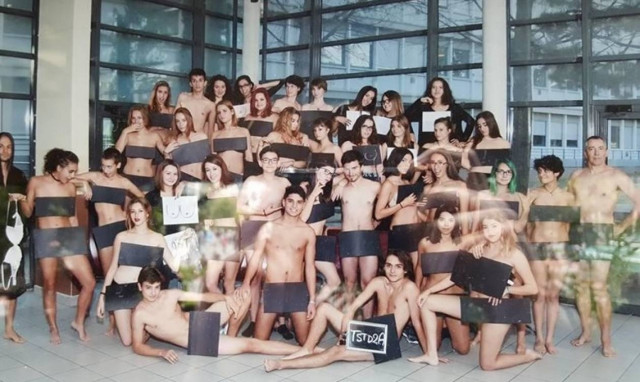 Απίστευτο: Μαθητές έβγαλαν αναμνηστική φωτογραφία… ολόγυμνοι με τον καθηγητή τους!