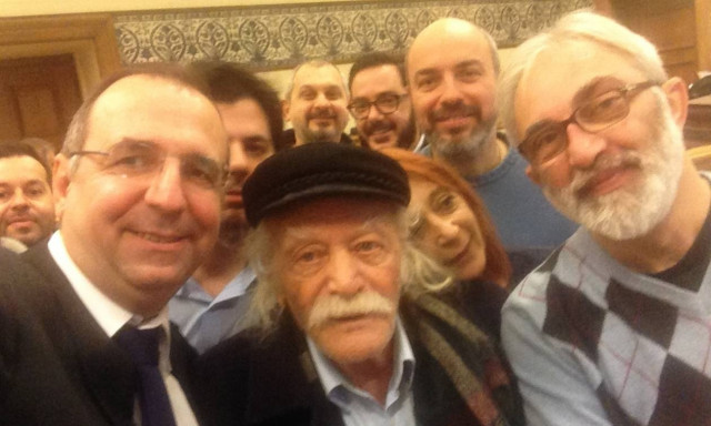 Χριστούγεννα 2016: Ευχές, κάρτες, κουραμπιέδες και ρακή από τους πολιτικούς (pics)