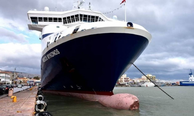 Καρέ-καρέ η στιγμή της πρόσκρουσης του «Νήσος Μύκονος» στον προβλήτα της Χίου