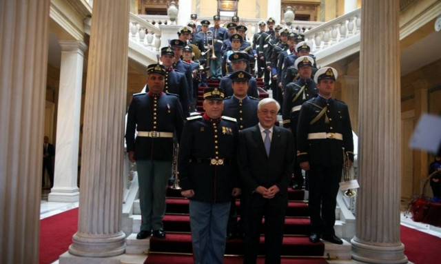 Κάλαντα στον Παυλόπουλο και μαντινάδες για τις τουρκικές προκλήσεις στο Αιγαίο (vid)