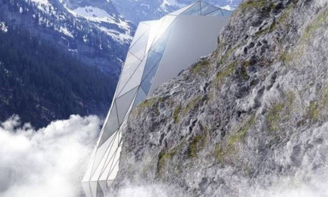 Το γυάλινο ξενοδοχείο που κρέμεται στα απόκρημνα βράχια των Άλπεων (photo)