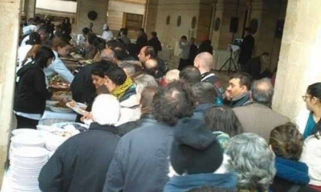 Κρήτη: Η άλλη όψη των Χριστουγέννων - Στην ουρά για ένα πιάτο φαγητό (pics)