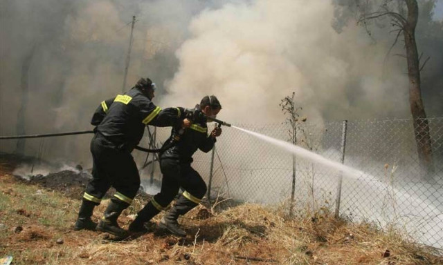 Δύσκολες ώρες για δύο πυροσβέστες– Χτυπήθηκαν από τσιγγάνους