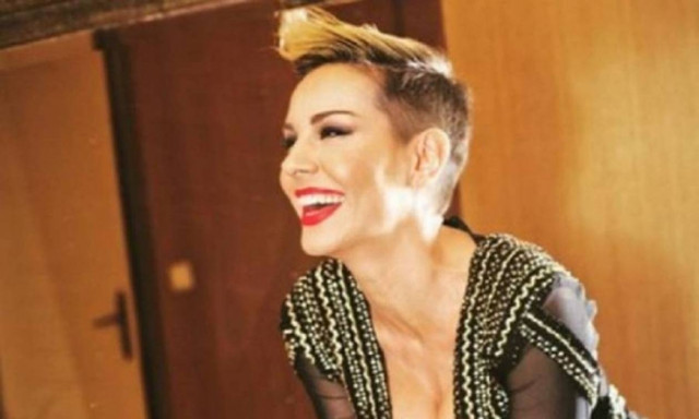 Το πληθωρικό μπούστο της Ράνιας Κωστάκη σε βραδινή του... έξοδο (photos)