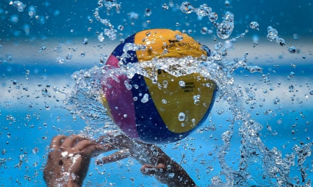 Απίστευτο: Παίχτης του water polo σκόραρε με το πόδι (vid)