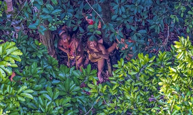 Φωτογράφος «ανακάλυψε» μια ξεχασμένη φυλή του Αμαζονίου (pics)