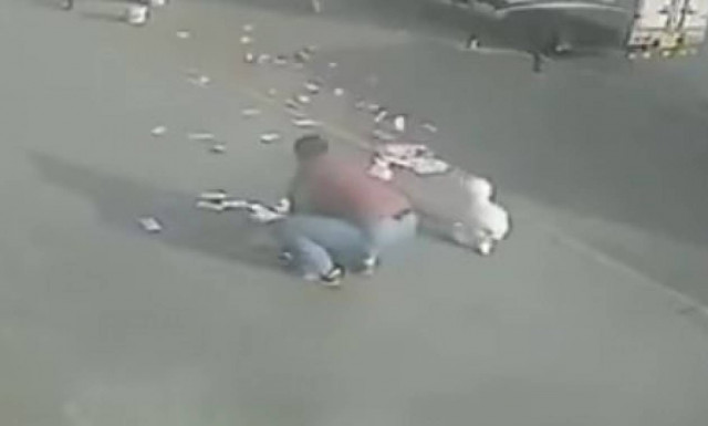 Βγήκε από την τράπεζα με 3.600 δολάρια και... του τα πήρε ο άερας! (vid)