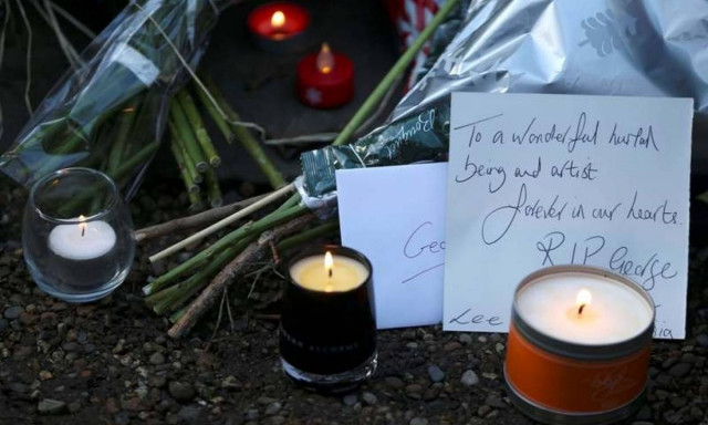Τζορτζ Μάικλ: Συγκλονίζουν τα μηνύματα αγάπης των θαυμαστών έξω από το σπίτι του (pics+vid)