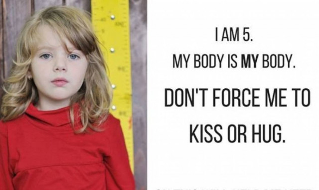 «Είμαι πέντε ετών, το σώμα μου είναι σώμα μου.. μην με αναγκάζετε να αγκαλιάζω και να φιλώ κανέναν!»