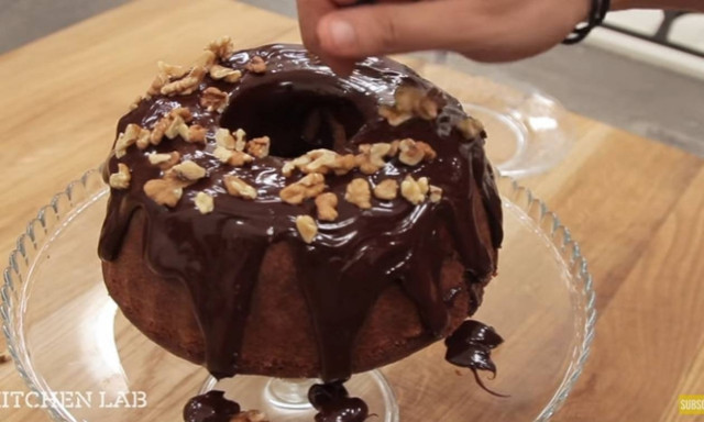 Άκης Πετρετζίκης: Μια Χριστουγεννιάτικη συνταγή για την πιο αφράτη καρυδόπιτα από τα χέρια του