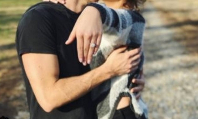 Ζευγάρι τραγουδιστών αρραβωνιάστηκε ανήμερα τα Χριστούγεννα! (pic)