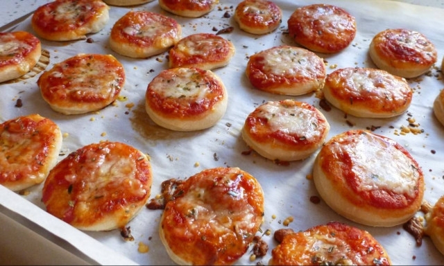 Πεντανόστιμα και αφράτα πιτσετάκια για το σπίτι