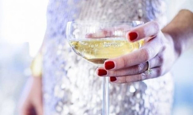 Τέσσερις κλασικοί γιορτινοί λεκέδες και πώς να τους αντιμετωπίσεις!