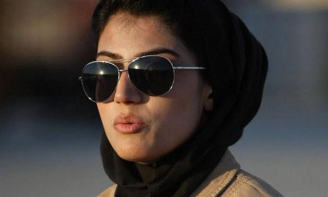 Η πρώτη Αφγανή πιλότος ζήτησε άσυλο στις ΗΠΑ προκαλώντας οργή στη χώρα της