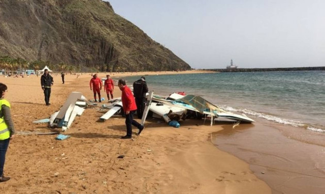 Τρόμος στην παραλία: Αεροπλάνο συνετρίβη δίπλα στους τουρίστες που έκαναν ηλιοθεραπεία (pics)