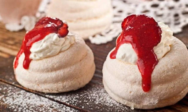 Πάβλοβα: Εντυπωσιακό και εύκολο γιορτινό γλυκό!