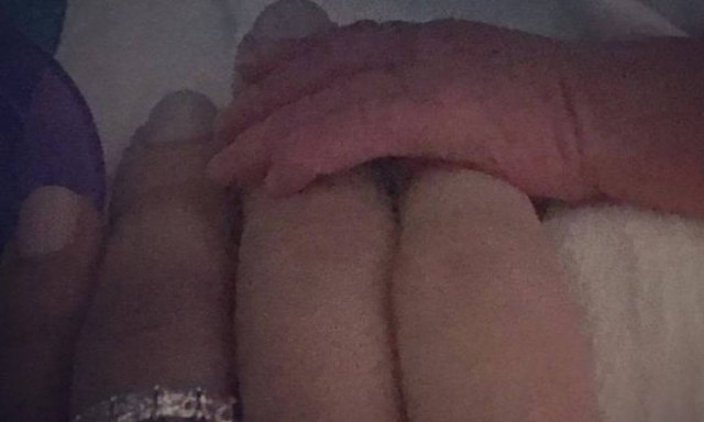 Διάσημη μαμά γέννησε πρόωρα την παραμονή των Χριστουγέννων το τρίτο της παιδί