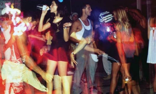 Ξεσάλωσαν οι Κύπριοι στις Γιορτές-Ήπιαν ποτά, «τσιγάρα» και άφησαν τα ανήλικα να κλέβουν αυτοκίνητα!