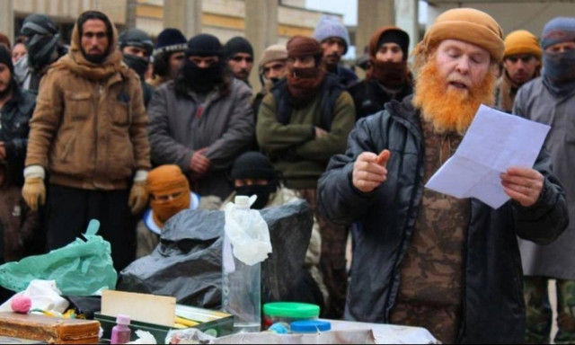 Ο κοκκινογένης τζιχαντιστής που σκορπά τον τρόμο - Δείτε τον να αποκεφαλίζει «μάγο»