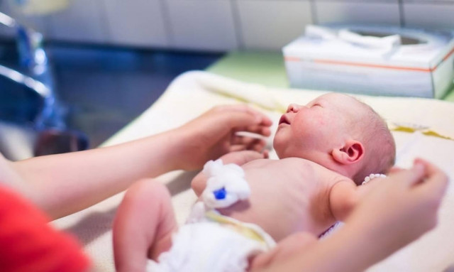 Πότε πρέπει να κόβεται ο ομφάλιος λώρος