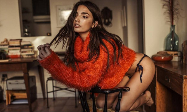 Μελαχρινάκια μέχρι να σβήσει ο ήλιος...