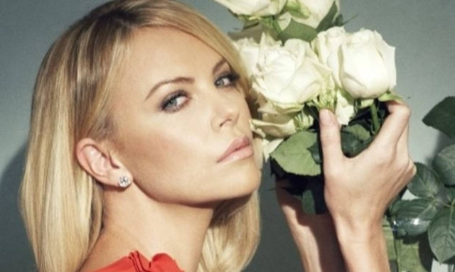 H Charlize Theron είναι ερωτευμένη και σίγουρα δε φαντάζεστε με ποιον