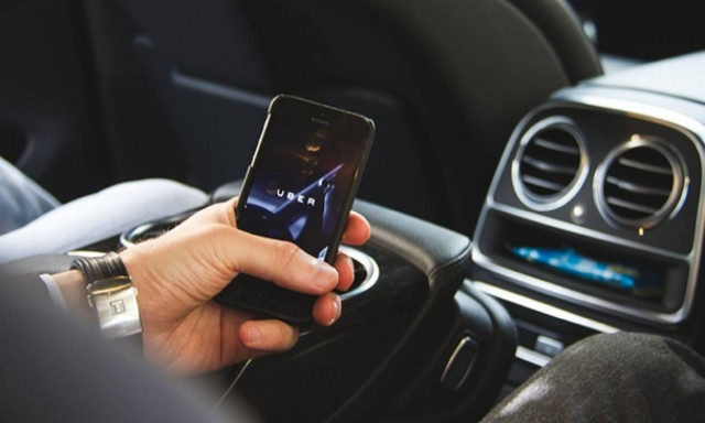 UBER: Βόλτα στη λαμπερή Αθήνα με το πάτημα ενός κουμπιού